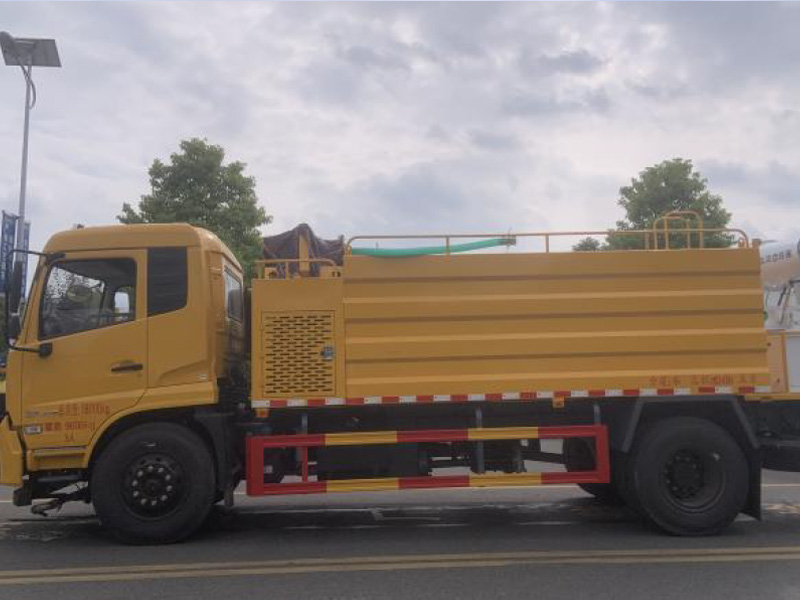 方罐-東風(fēng)天錦高速清洗車