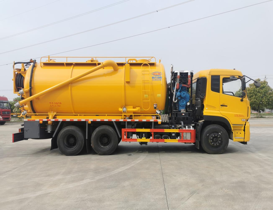 天龍后八輪清洗吸污車(chē)